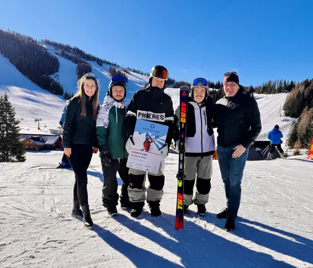 Andrea Zielinski (Marketingleitung der Hinterstoder-Wurzeralm Bergbahnen AG), die Musiker der Band „Folkshilfe“ und Rainer Rohregger, Vorstand der Hinterstoder-Wurzeralm Bergbahnen AG (v.li.). | Foto: HIWU
