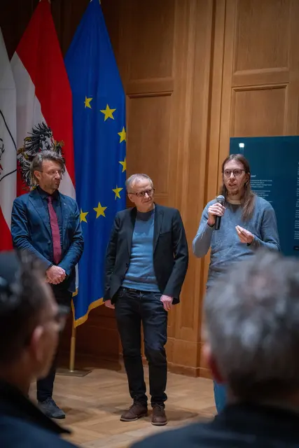 Machten die Gedichte von Leokadia Justman erstmals publik (v. l.): Holocaustforscher Dominik Markl, Ausstellungskurator Niko Hofinger und Zeithistoriker Nikolaus Hagen von der Universität Innsbruck. | Foto: Land Tirol/Hörmann