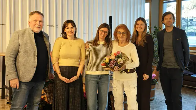 Marion Fischer (mit Blumenstrauß) und Christian Mathies (rechts) an der Kitzbüheler HAK/HAS mit Direktor Fritz Eller (li.) den Organisatorinnen Anja Jöchl, Katrin Egger und Sarah Bacher (v. li.). | Foto: KitzHAK