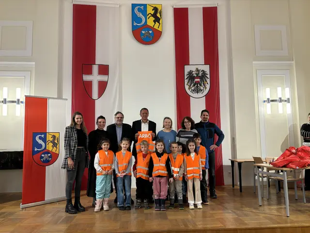 Über 400 orange Warnwesten gab es kürzlich in der Bezirksvorstehung zum Abholen. Mittendrin ARBÖ-Geschäftsführer Günther Schweizer und Bezirksvorsteher Thomas Steinhart (SPÖ).  | Foto: Luca Arztmann/MeinBezirk