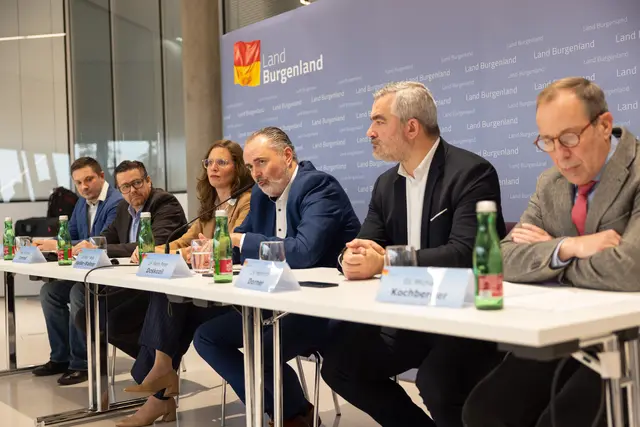Die Landesregierung präsentierte eine "Asbest-Taskforce": Amtsarzt Markus Schreier (Vertreter der burgenländischen Landessanitätsdirektion), Andreas Temmel (Vertreter der Landesverwaltung in der Taskforce), Landeshauptmann-Stellvertreterin Anja Haider-Wallner, Landeshauptmann Hans Peter Doskozil, Landesrat Heinrich Dorner und Michael Kochberger (beeideter und gerichtlich zertifizierter Sachverständiger), bei der Präsentation der Taskforce „Vorsorgeabklärung Luftqualität“.
 | Foto: LMS