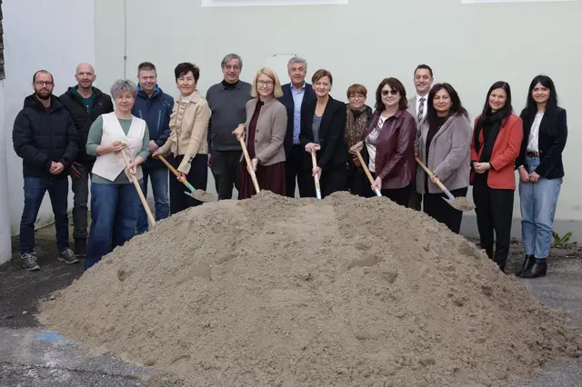 Die Wegbereiter des zukünftigen Frauenhauses "Unteres Mühlviertel" beim symbolischen Spatenstich in Perg. | Foto: Land OÖ/Daniel Kauder