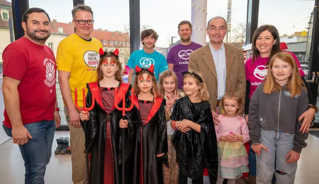 Tolle Verkleidungen und ein volles Haus sorgten beim Kinderfasching der Kinderfreunde Brunn
am Gebirge bei allen Gästen für beste Laune: Dieter Zelber, Obmann Gernot Zeglovits, Lorenz
Markowitsch, Lukas Krenn, Bürgermeister Andreas Linhart und Claudia Krenn (v.l.n.r.). | Foto: Johanna Hoblik