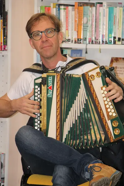 Der Ilztaler Bürgermeister Andreas Nagl eröffnete die Lesung mit einem musikalischem Stück auf seiner Harmonika. | Foto: Josef Hofmüller