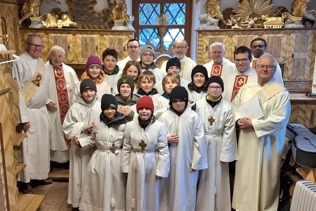 Bei der Feierstunde in der Fulpmer Pfarrkirche waren neben hunderten Gläubigen auch so gut wie alle Kirchenvertreter aus dem Tal und darüber hinaus anwesend. | Foto: Don Bosco Fulpmes