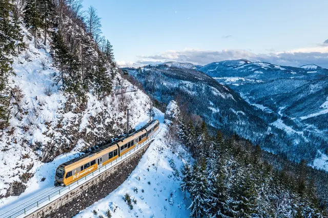 Die traditionsreiche Mariazellerbahnstrecke ist über 115 Jahre alt und wird regelmäßig im Sinne der Fahrgäste zukunftsfit gestaltet. | Foto: NÖVOG/Wegerbauer
