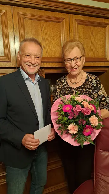 Bürgermeister Herbert Porsch gratulierte Christine Zapletal. | Foto: Marktgemeinde Obersiebenbrunn