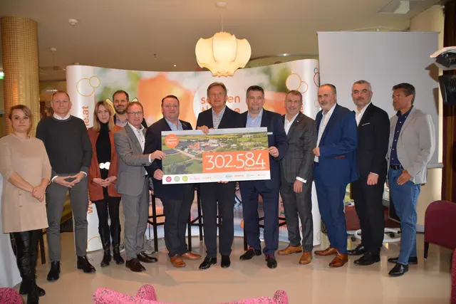 Präsentierten gemeinsam Nächtigungsrekord und Ausbaupläne: (v.l.) Ing. Christian Hofstädter (Landesimmobilien Burgenland), Stephan Sharma, CEO Burgenland Energie, LAbg. Bgm. Roman Kainrath, Werner Cerutti, Geschäftsführer Sonnentherme, Landeshauptmann Hans Peter Doskozil, Landesrat Heinrich Dorner, Didi Tunkel, Geschäftsführer Burgenland Tourismus.    