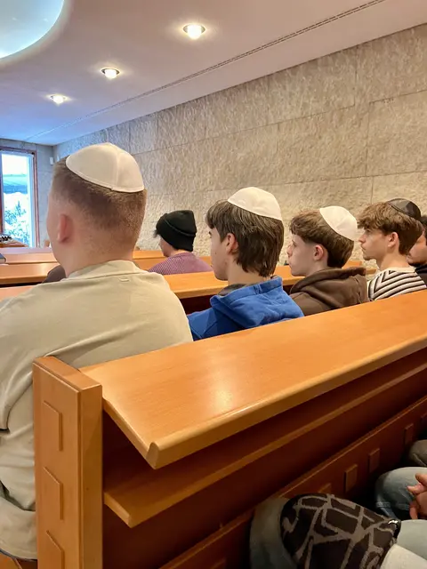 In der Synagoge lernten die Schülerinnen und Schüler die jüdische Religion kennen. | Foto: BG/BRG Reutte