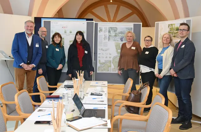 Werner Deringer, Vizebürgermeister Rainer Praschak, Bürgermeisterin Silvia Drechsler, Andrea Rathmanner, Heide Studer, Susanne Veit-Aschenbrenner, Gorana Rampazzo-Todorovic und Stadtrat Tim Pöchhacker (von links) bei der Entscheidungsfindung für den Park am Mödlingbach. | Foto: Bernhard Garaus