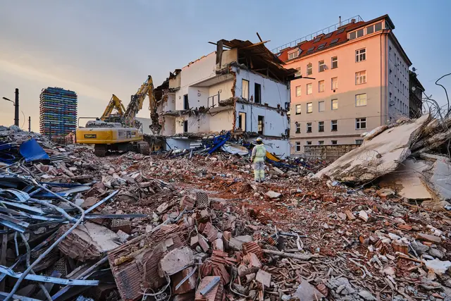 Bis 2035 sollen auf der rund 44 Hektar großen Fläche ein neues Stadtviertel mit Wohnungen für etwa 16.000 Menschen Platz finden. Den Neubauten müssen aber 45 alte Gebäude weichen.  | Foto: ÖBB/Mavric