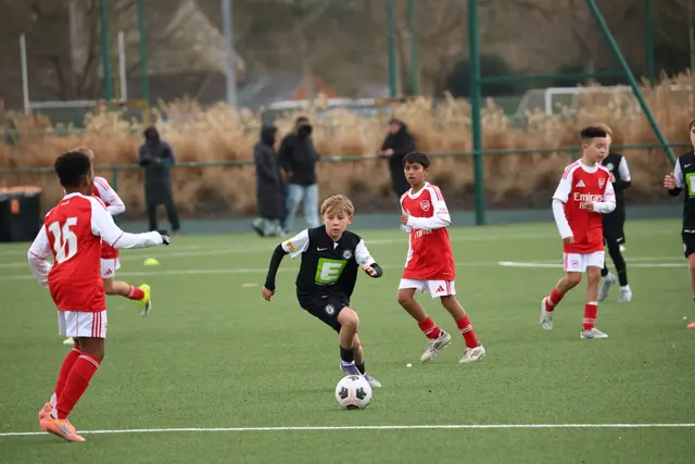 Ein junger Admonter hat den englischen Tabellenführer im Griff: Lukas Habacher dribbelt durch die Abwehr des FC Arsenal. | Foto: Patrick Pichler