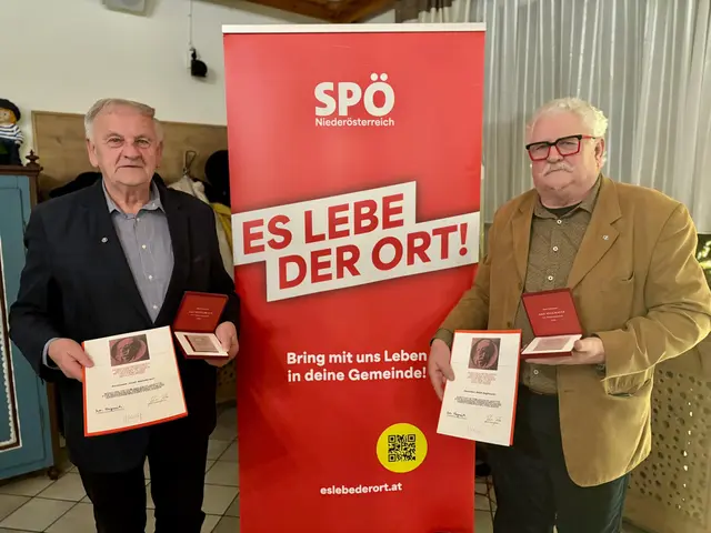 Die Viktor-Adler-Plakette, die höchste Auszeichnung der SPÖ, erhielten Josef Weixlbraun und Adolf Anglmayer. | Foto: Markus Kahrer