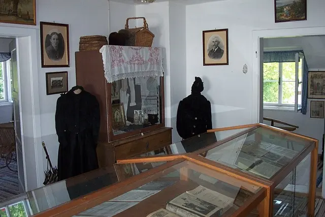 In der Vitrine bewahren schriftliche Dokumente die Geschichte Jegings. | Foto: Heimatverein Jeging