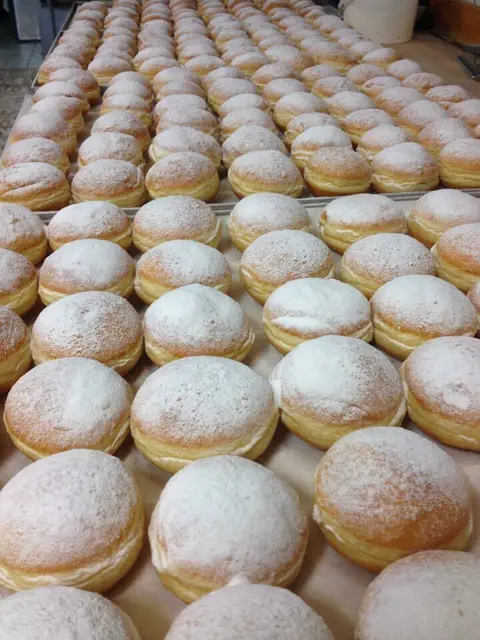 Eine Charge Krapfen der Café-Konditorei Poißl in Freistadt. | Foto: Facebook/Poißl