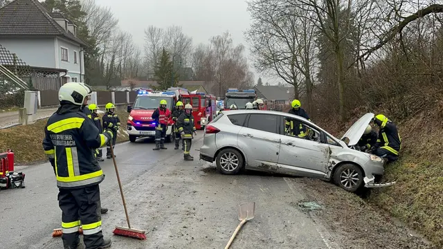 Autofahrer kam von der Straße ab, überschlug sich mit seinem Fahrzeug und blieb auf dem Dach in der Nähe von Stranzendorf liegen.  | Foto: DOKU-NÖ