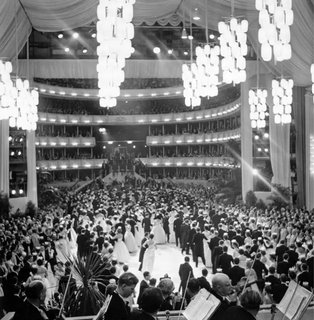 Heuer feiert der Wiener Opernball sein 70-jähriges Bestehen seit der Wiederaufnahme 1956. | Foto: 	APA-Images / brandstaetter images / Votava