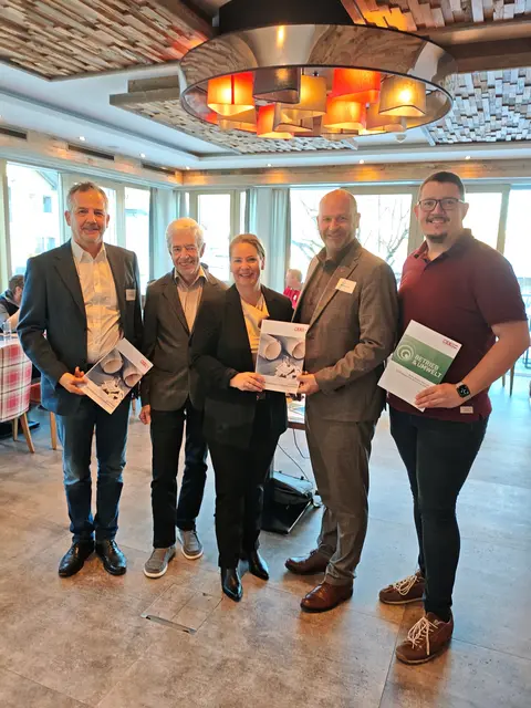 Im Bild v.l.: Ingobert Knapp (WK), Hausherr Bgm. Hermann Steixner, Rebecca Kirchbaumer (Bezirksstellenobfrau Innsbruck-Land), der Miederer Bgm. Daniel Stern und Markus Huber vom Bezirksausschuss Innsbruck-Land | Foto: WK Tirol