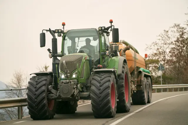Im Bereich einer Kreuzung habe er mittels Handzeichen einen Abbiegevorgang nach links angezeigt und dabei das Gleichgewicht verloren.(Symbolfoto) | Foto: stock.adobe.com/at/ AlexGo 