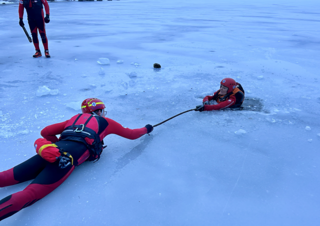 "Person in Eis eingebrochen": Die Ebenseer Wasserretter übten für den Ernstfall am Vorderen Langbathsee. | Foto: ÖWR Ebensee