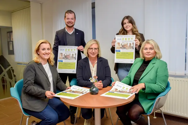 Stadträtin Beate Hochstrasser, Ortsvorsteher Andreas Gruber, Gemeinderätin Claudia Weinbrenner, Valentina Jandl (Volkshochschule) und Stadträtin Doris Koch. | Foto: Stadt Amstetten