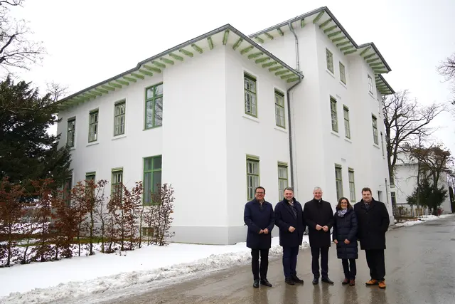 Bürgermeister Christian Haberhauer, Abgeordneter zum NÖ Landtag Lukas Michlmayr,
Landesrat Anton Kasser, Kaufmännische Direktorin LK und PBZ Mauer Regina Bauer,
Abgeordneter zum NÖ Landtag Mario Wührer. | Foto: Landesklinikum Mauer / Golicza 