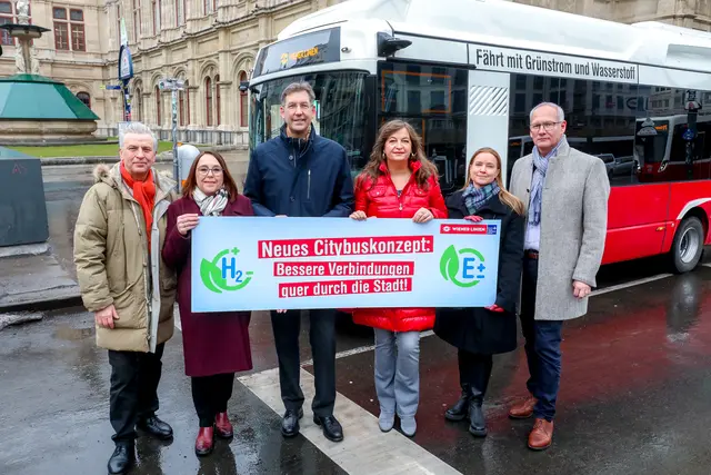 v. l.: Taucher (Gemeinderat), Lessacher (Bezirksvorsteher-Stv. Mariahilf, beide SPÖ), Figl (City-Bezirkschef, ÖVP), Sima (Öffi-Stadträtin, SPÖ), Pipal-Leixner (Mobilitätssprecherin Neos), Lewisch (Leiter der betrieblichen Planung, Wiener Linien) | Foto: Stadt Wien/Christian Fürthner
