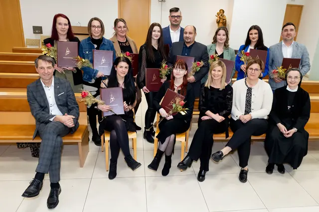 Die Absolventen mit Krankenhaus-Geschäftsführer Erwin Windischbauer (1. Reihe li.), Krankenhausoberin Sr. Katharina Franz (1. Reihe re.), DGKP Elke Renz, stellvertretende Pflegedirektorin und Klassenvorständin (1. Reihe, 2. v.r e.) und Michaela Ober, Direktorin am TAU-Kolleg (1. Reihe, 3. v. re.). | Foto: Krankenhaus Braunau