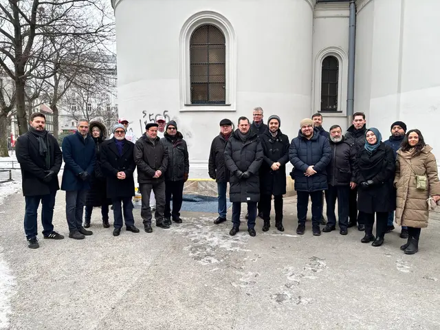 Vertreterinnen und Vertreter der Konfessionen des interreligiösen Dialogs trafen sich, um eine erste symbolische Schmiererei am Keplerplatz zu entfernen. Die nächsten sollen im Frühling erfolgen.  | Foto: BV 10