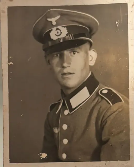 1944 erreichte Michael Janisch die Einberufung zum Militär - die sechsmonatige Grundausbildung absolvierte er in Wien-Strebersdorf. Als dieses Foto gemacht wurde, wusste er noch nicht, was ihn in den folgenden Jahren erwarten würde. | Foto: Familie Janisch