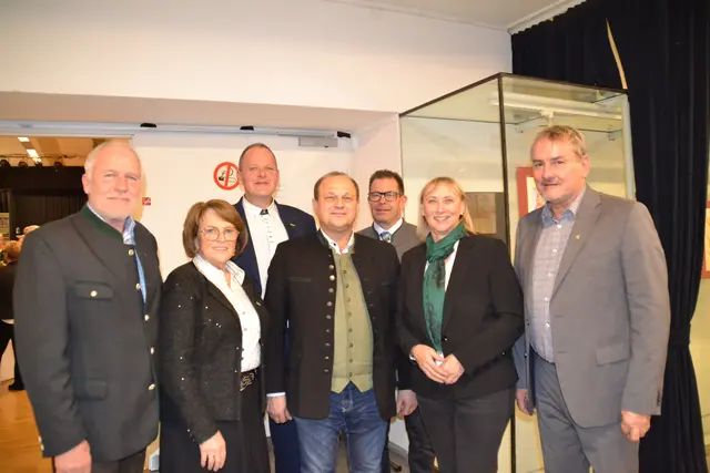 Bgm. Hannes Zweytick (Ehrenhausen) Vzbgm. Mathilde Monika Karbasch (Gamlitz), Vzbgm.
Georg Pock (St. Veit in der Südsteiermark), Bgm. Klaus Strein (Mureck) Pfarrer Robert
Strohmaier, BH Karin Wiesegger-Eck, Bgm. Johann Lappi (Straß in Steiermark) | Foto: Gerd Klapsch