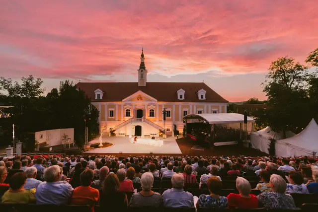 Erstmals wird der Sommer in Langenlois zum Musical-Sommer: Mit „Hello, Dolly!“ zieht einer der größten Klassiker des Broadway in den atmosphärischen Schlosspark von Schloss Haindorf ein.  | Foto: Jenni Koller
