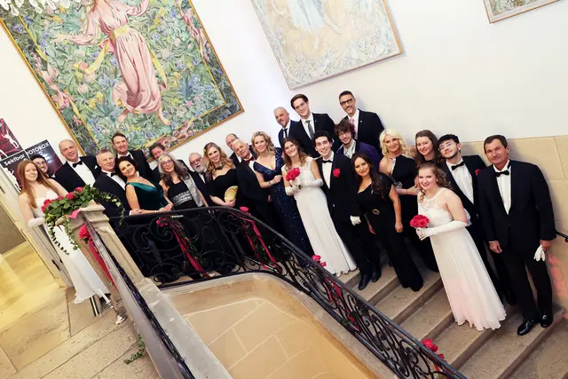 Gruppenfoto nach der Eröffnung des Maria Enzersdorfer Bürgerballs 2026 mit Bürgermeister Johann Zeiner, Vizebürgermeisterin Michaela Haidvogel mit kabelplus-Geschäftsführer Gerhard Haidvogel, LAbg. GfGR Marlene Zeidler-Beck, Bezirkshauptmann Philipp Enzinger und Gattin Sabine, den Gemeinderäten Erik Baldassari, Andreas Dechant, Franz Jedlicka, Christof Müller, Johannes Müller und Leopold Salm-Reifferscheidt-Raitz, dem Kommandanten der Maria Enzersdorfer Polizeiinspektion Andreas Schattauer, den Gemeindeärzten Christiane und Wolfgang Zahornitzky, den Gemeindemitarbeiterinnen Monika Boff, Alla Mittermayr und Angelica Morawitz sowie Tanzschul-Chef Richard Fränzl mit drei Eröffnungspaaren. | Foto: Marktgemeinde Maria Enzersdorf