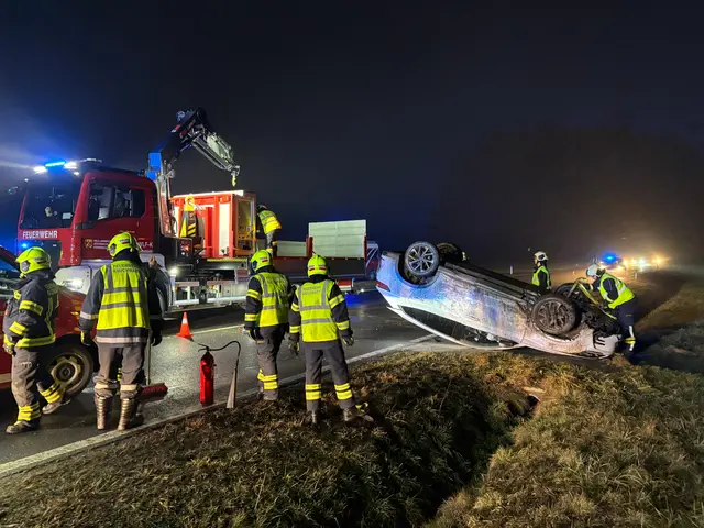Der Pkw kam aus bislang ungeklärter Ursache von der Straße ab, überschlug sich und blieb auf dem Dach liegen. | Foto: Bezirksfeuerwehrkommando Güssing