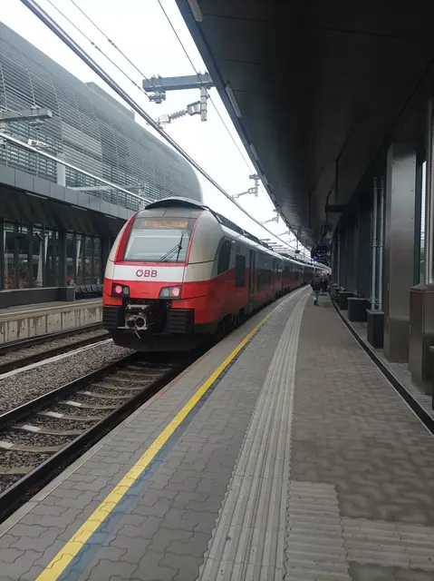 Zug fährt ab: Nicht immer pünktlich und nur wenn Fahrzeuge verfügbar sind. | Foto: arbes