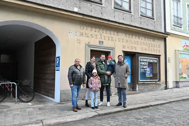 : Infrastruktur-Stadtrat Heinz Dötzl, Martina und Sebastian Reingruber
mit den Kindern Franziska und Maximilian und Bürgermeister Werner Krammer 
vor dem Kröllerhaus am Unteren Stadtplatz 3. | Foto: Stadt Waidhofen