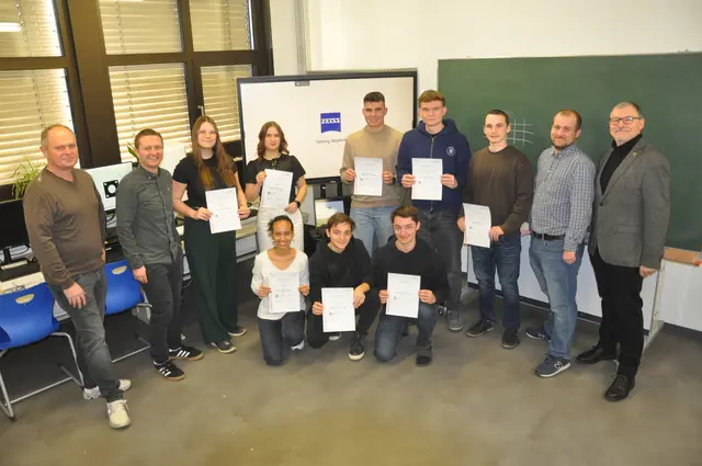 12 Schülerinnen und Schüler der HTL Weiz sowie der Außenstelle in Fürstenfeld erhielten erfolgreich die AUKOM-Zertifizierung. | Foto: HTL Weiz