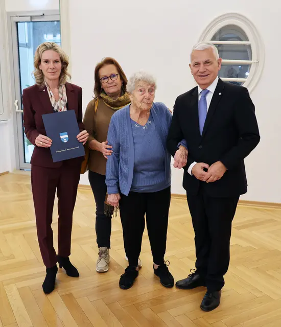 Bei der Jubiläumsfeier im Jänner konnte auch ein 95-jähriges Geburtstagskind gefeiert: Evelyne Keresztesi freute sich über eine Urkunde und -Blumen. | Foto: Marktgemeinde Maria Enzersdorf