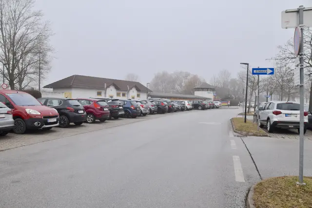 Die Badgasse wird auf der linken Seiten in den kommenden Wochen renaturiert. Damit verschwinden auch etliche Parkplätze. | Foto: MeinBezirk/Michael Strini