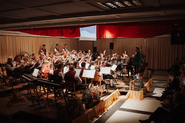 Unter dem Motto "Songs of Sailors and Sea" präsentierte die Markmusikkapelle Raab bei ihrem Neujahrskonzert 2026 ein abwechslungsreiches Programm – von klangvollen Orchesterwerken wie "Magellan" aus der Feder des Raaber Kapellmeisters Florian Möseneder über Walzer und Marsch bis hin zu Filmmusik.  | Foto: Mirjam Himsl