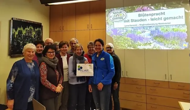 Die Teilnehmenden in Neupölla bekamen von „Natur im Garten“-Beraterin Lena Karasek hilfreiche Tipps. | Foto: KLAR! Kampseen