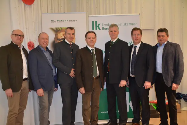 Geschäftsführer des Bgld. Rübenbauernbundes (RBB) Wolf Reheis, Aufsichtsratsvorsitzender Helmut Meszaros, Präsident des Österr. Rübenbauernbundes Ernst Karpfinger, Präsident der LK-Burgenland Nikolaus Berlakovich, Präsident des Bgld. RBB Markus Fröch mit den beiden Vizepräsidenten Alfred Vukovich und Wolfgang Paar bei der Vollversammlung des Bgld. Rübenbauernbundes im Vinatrium in Deutschkreutz. | Foto: Victoria Rosenberger/MeinBezirk