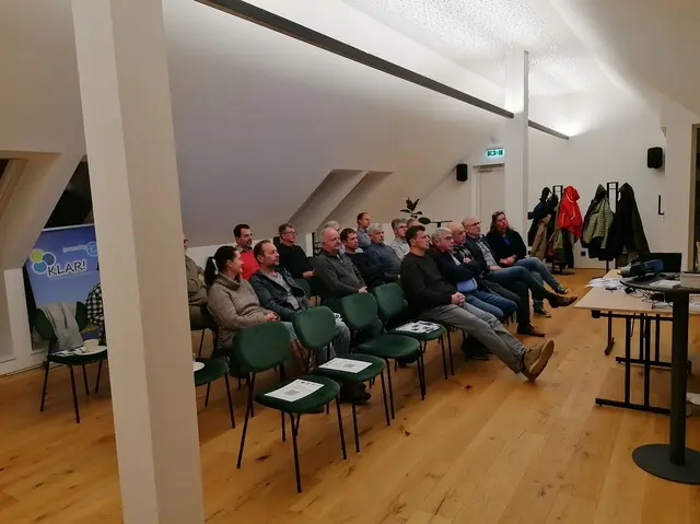 Unter dem Titel „Photovoltaikproduktion – Netzeinspeisung versus Eigennutzung“ verfolgten Interessierte an mehreren Public-Viewing-Standorten im Waldviertel sowie online einen Fachvortrag mit anschließender Diskussion.  | Foto: KLAR! Kampseen