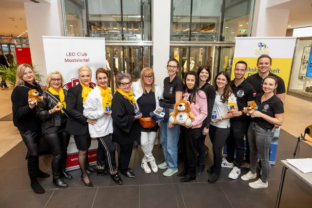 Margit Hausleitner (Marketing/PR CCA), Manuela Meyer (Damen Lions Club Mostviertel), Dr. Vanessa Pöttinger-Semm (Damen Lions Club Mostviertel), Dr. med. Sabine Lahnsteiner (Damen Lions Club Mostviertel), Ulrike Alena (Zonenleiterin Lions Club Mostviertel), Prim. Dr. Heidemarie Abrahamian (Lions Club Wien MozART), Julia Watzinger (Präsidentin LEO Club Mostviertel), Sylvia Putschögl (Stellvertretende CCA) und das LEO Club Mostviertel-Team freuen sic über einen erfolgreichen Gesundheitscheck am verhangenen Samstag im CCA. 
 | Foto: mostrpolis.at