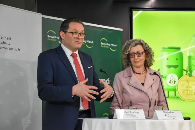 Nach rund einem Jahr Einweg-Pfandsystem zog Umweltminister Norbert Toschnigg (ÖVP) gemeinsam mit Monika Fiala, Geschäftsführerin Recycling Pfand Österreich die erste Bilanz.  | Foto: Andreas Pölzl/MeinBezirk
