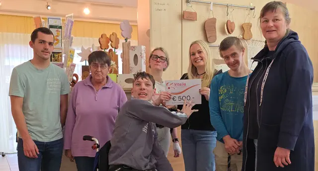 Juliana Gaffl (3.v.r.) überreichte den Scheck an die Lebenshilfe Unterweißenbach. | Foto: Lebenshilfe