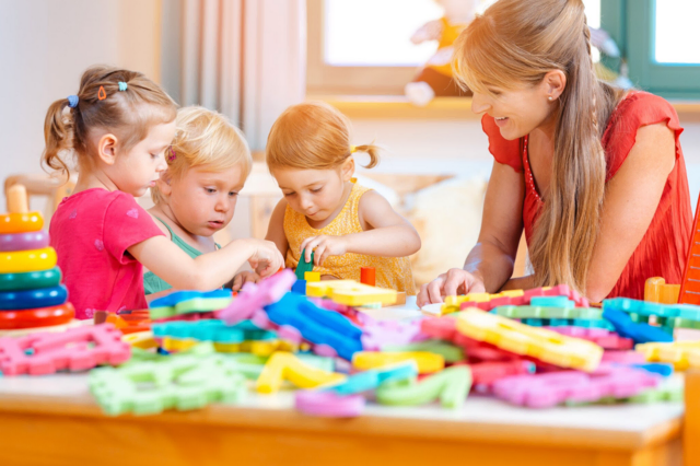 Kindergarten-Springer sind im Zeitalter des Personalmangels enorm gefragt. | Foto: Adobe Stock/Kzenon