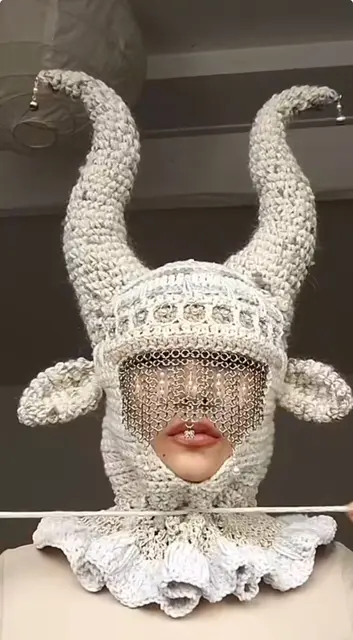 Bild 7: Hörnerhaube Weiß(-ohr)  | Foto: Instagram