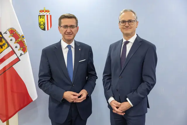 Wirtschafts- und Energie-Landesrat Markus Achleitner und Wolfgang Urbantschitsch, Vorstand des Energieregulators E-Control. | Foto: Land OÖ/Charlotte Guggenberger