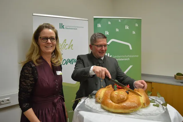 Dienststellenleiterin Elke Leitner und Bezirksbauernkammer-Obmann Martin Mairhofer beim süßen Sauschädlanstechen. | Foto: BBK